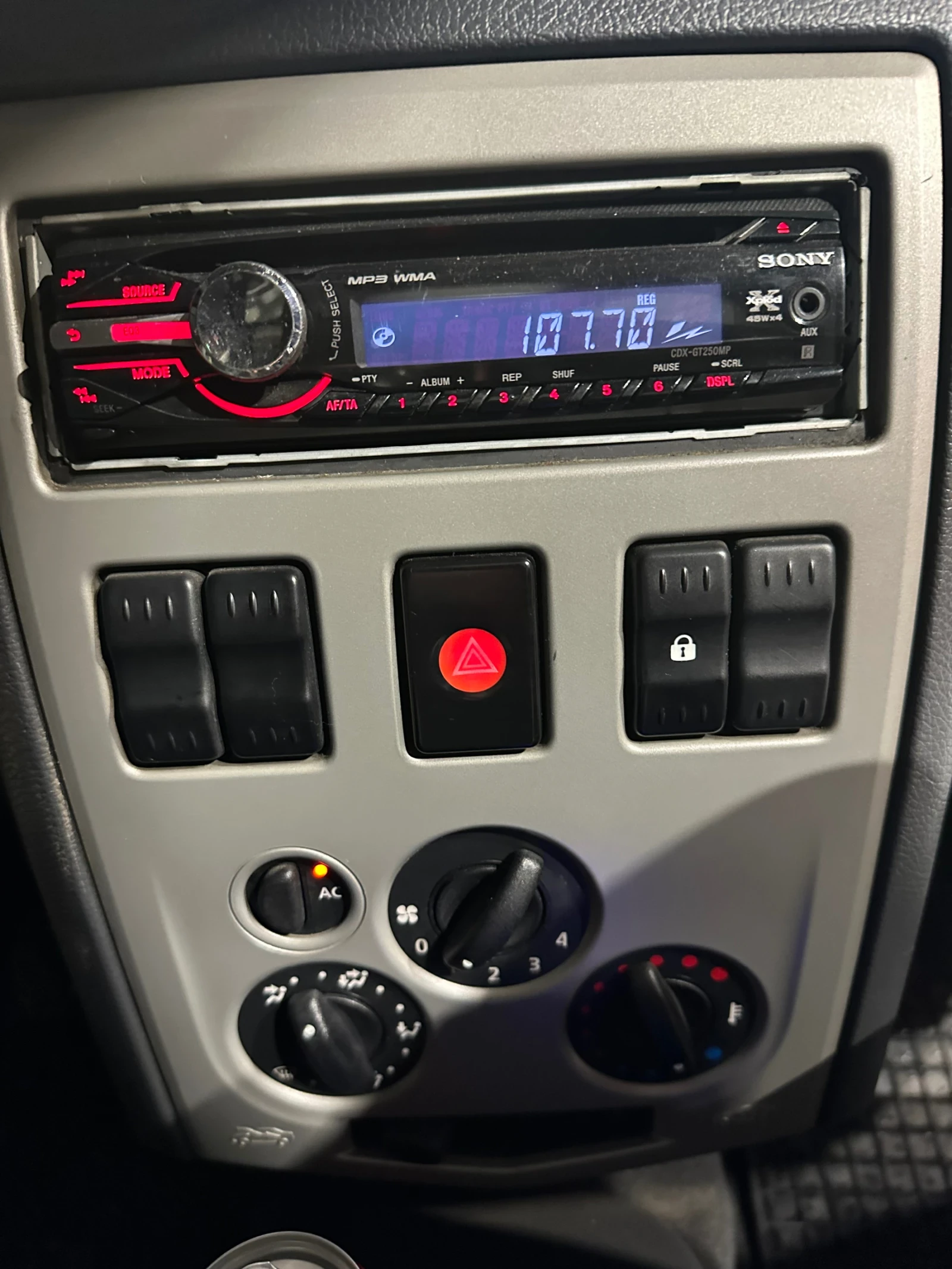 Dacia Logan, снимка 6 - Автомобили и джипове - 55227091