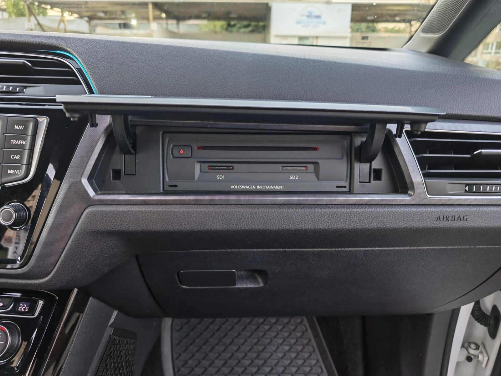VW Touran 2.0 TDI (150 к.с.) DSG R-Line, FULL ЕКСТРИ, Пълн, снимка 9 - Автомобили и джипове - 55996491