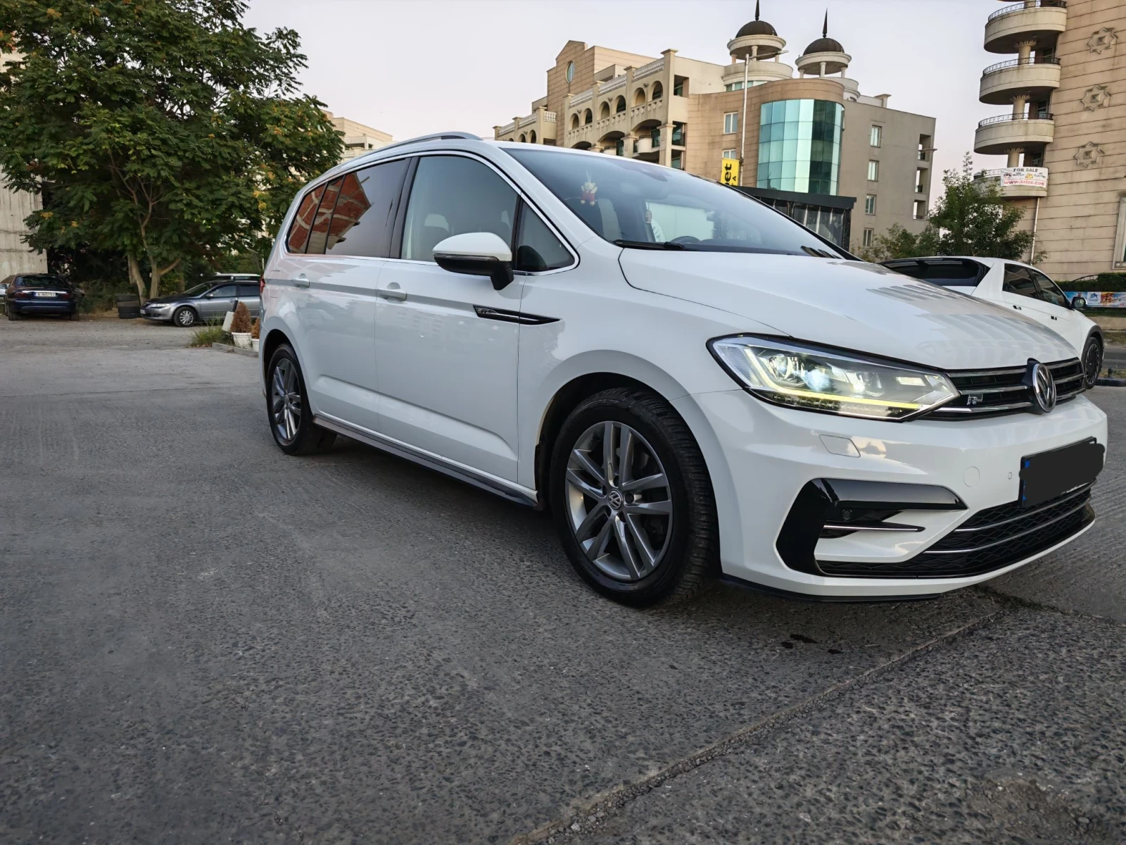 VW Touran 2.0 TDI (150 к.с.) DSG R-Line, FULL ЕКСТРИ, Пълн, снимка 13 - Автомобили и джипове - 55996491