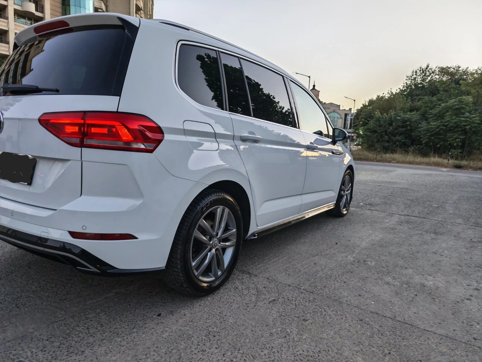 VW Touran 2.0 TDI (150 к.с.) DSG R-Line, FULL ЕКСТРИ, Пълн, снимка 2 - Автомобили и джипове - 55996491