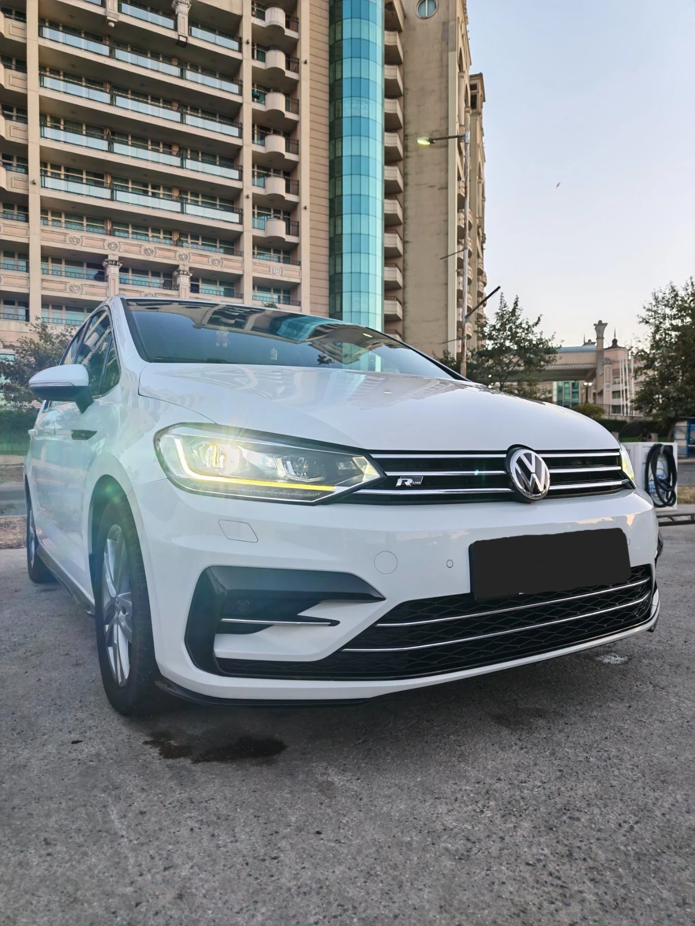 VW Touran 2.0 TDI (150 к.с.) DSG R-Line, FULL ЕКСТРИ, Пълн