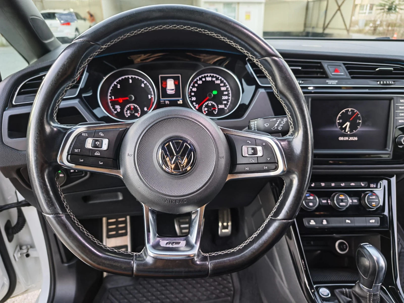VW Touran 2.0 TDI (150 к.с.) DSG R-Line, FULL ЕКСТРИ, Пълн, снимка 6 - Автомобили и джипове - 55996491