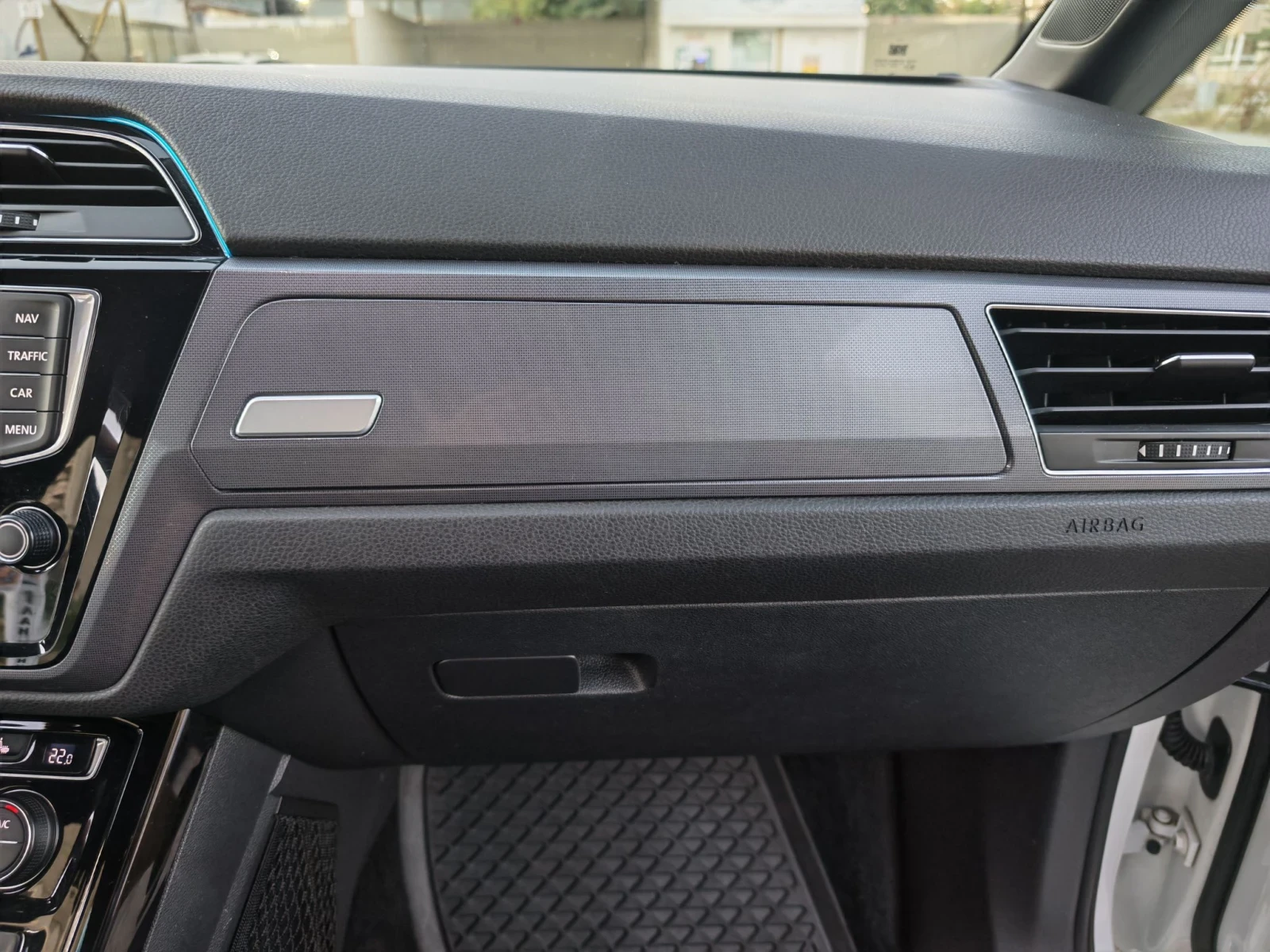 VW Touran 2.0 TDI (150 к.с.) DSG R-Line, FULL ЕКСТРИ, Пълн, снимка 8 - Автомобили и джипове - 55996491