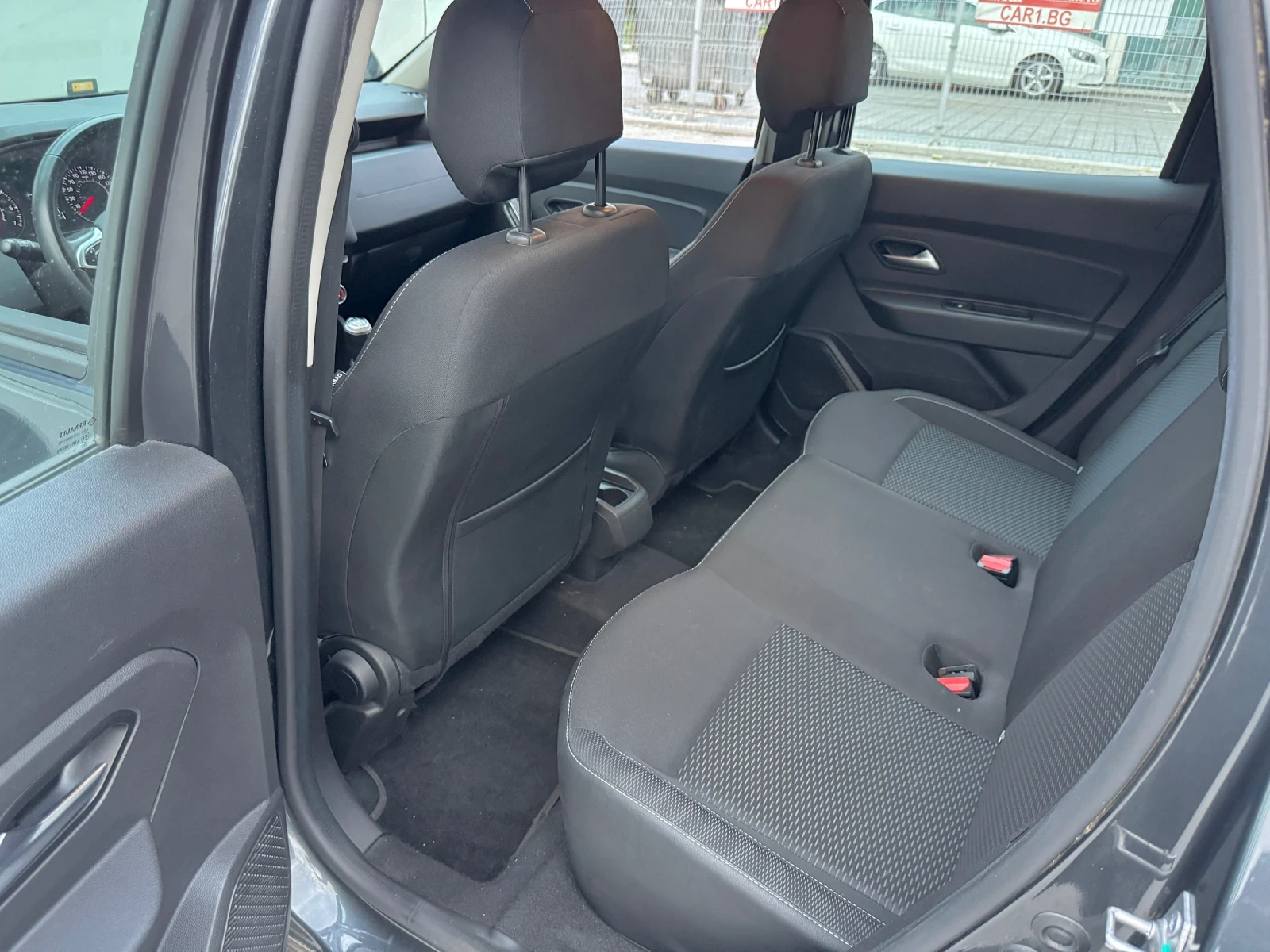 Dacia Duster 1.6i ГАЗ-БЕНЗИН// 77000км//ВЪРНАТ ОТ ЛИЗИНГ - изображение 4