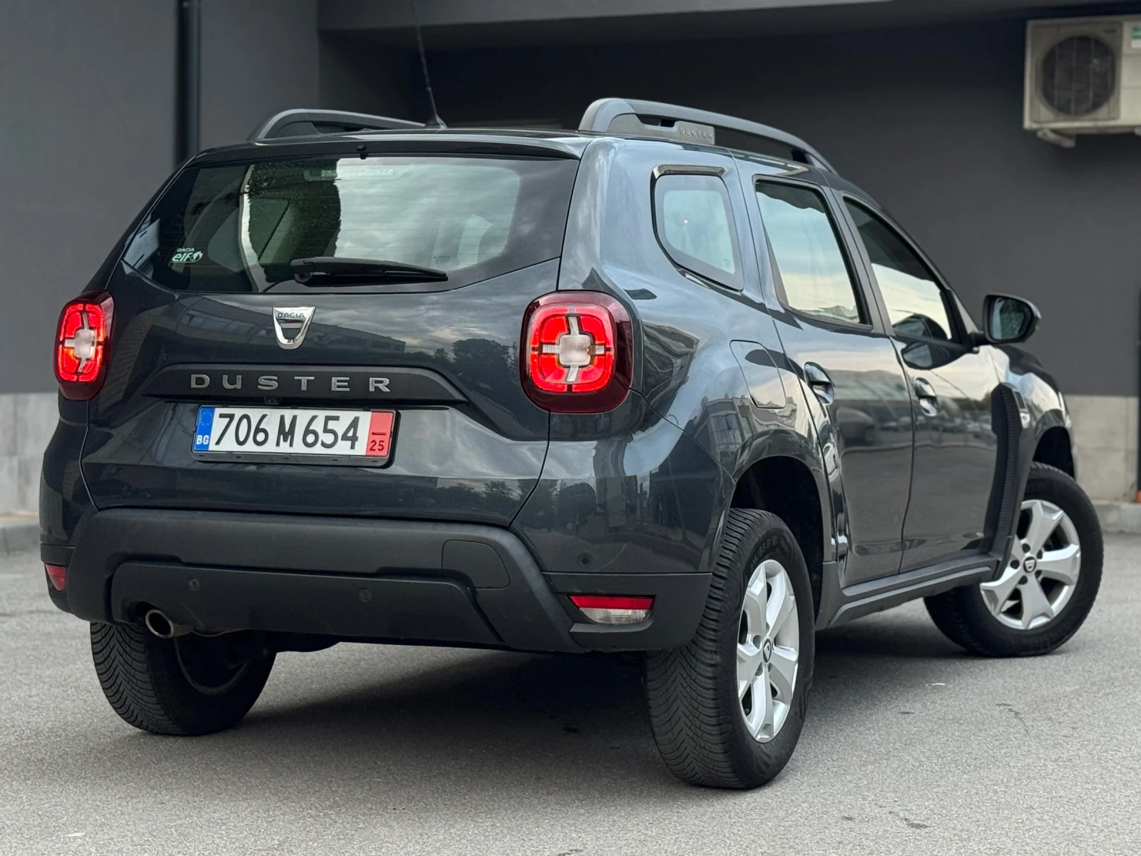 Dacia Duster 1.6i ГАЗ-БЕНЗИН// 77000км//ВЪРНАТ ОТ ЛИЗИНГ - изображение 2