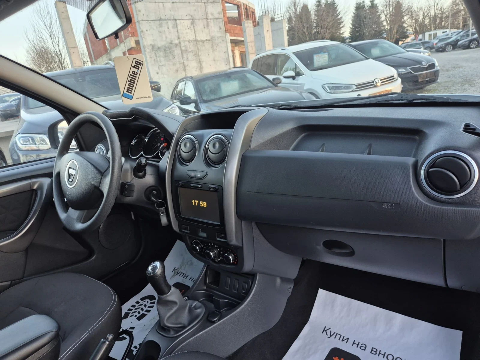 Dacia Duster 1.6i-АГУ-Navi, снимка 12 - Автомобили и джипове - 53772469