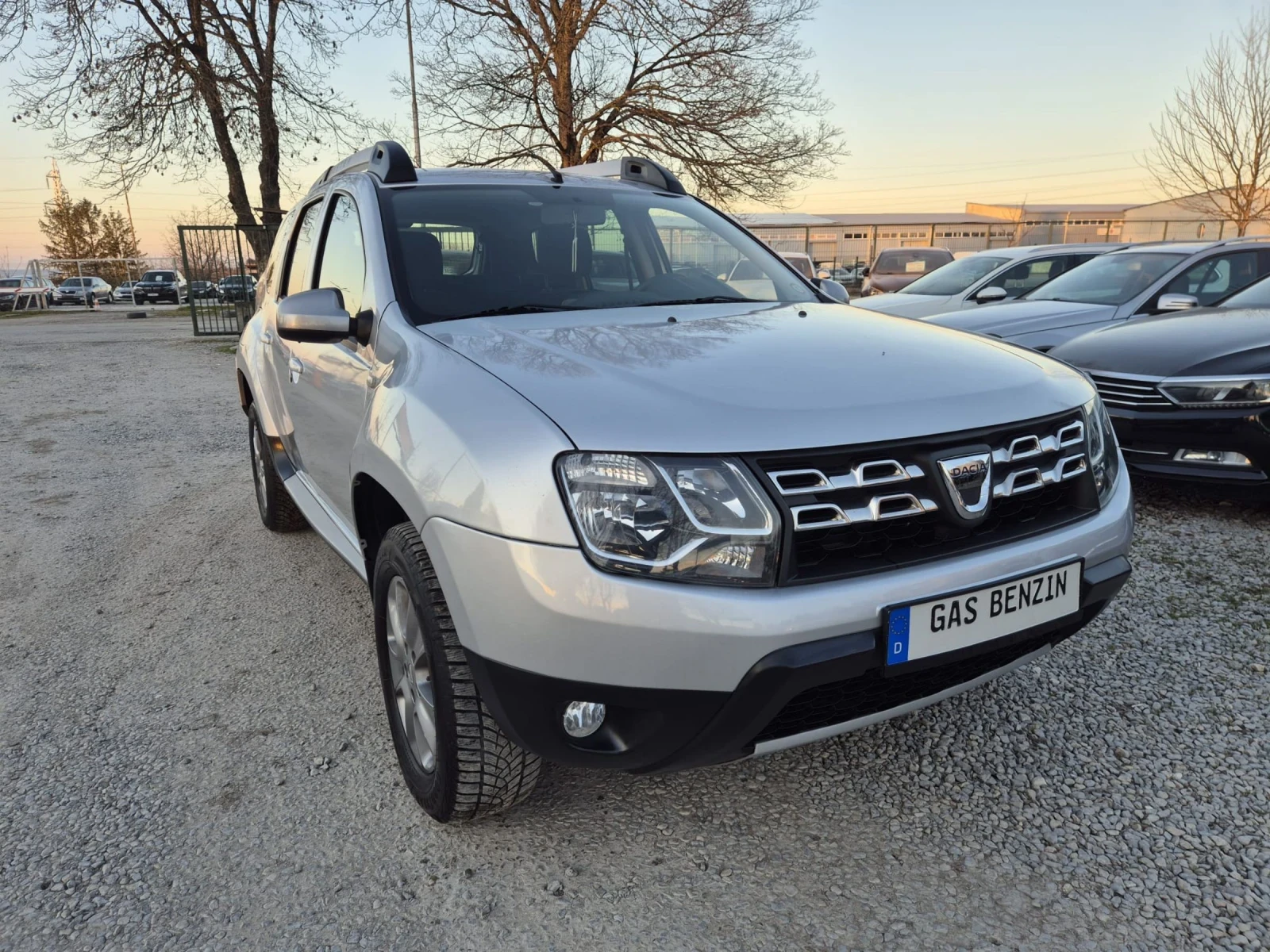 Dacia Duster 1.6i-АГУ-Navi, снимка 2 - Автомобили и джипове - 53772469