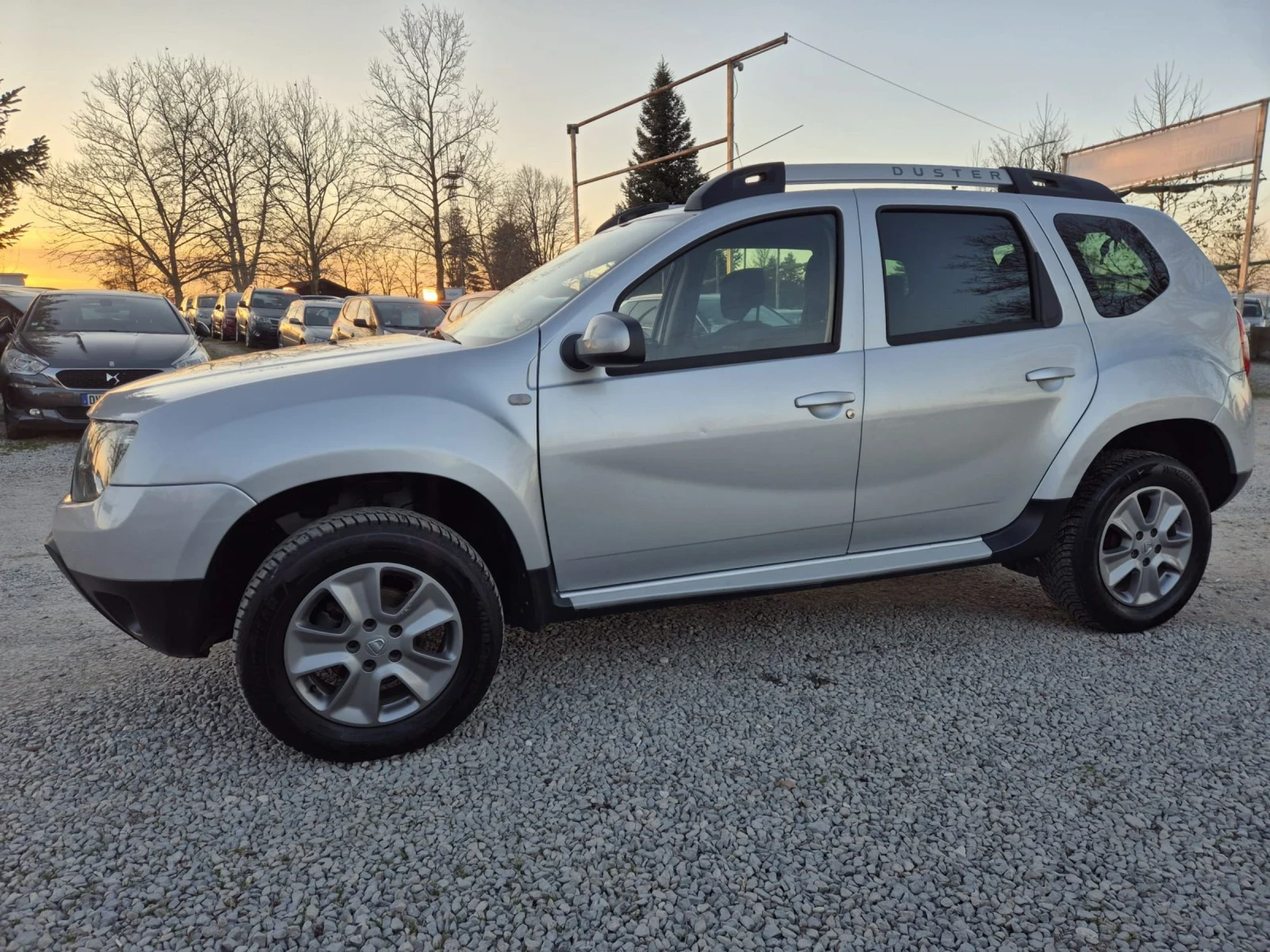 Dacia Duster 1.6i-АГУ-Navi, снимка 3 - Автомобили и джипове - 53772469