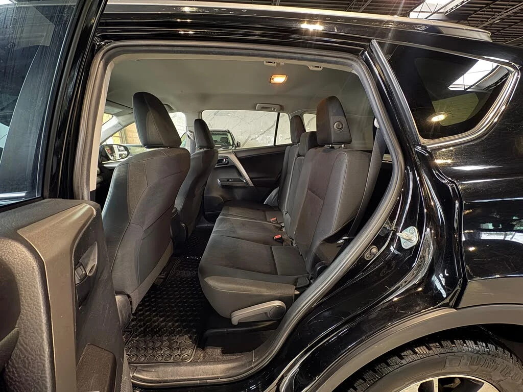 Toyota Rav4 LE, снимка 16 - Автомобили и джипове - 54711841