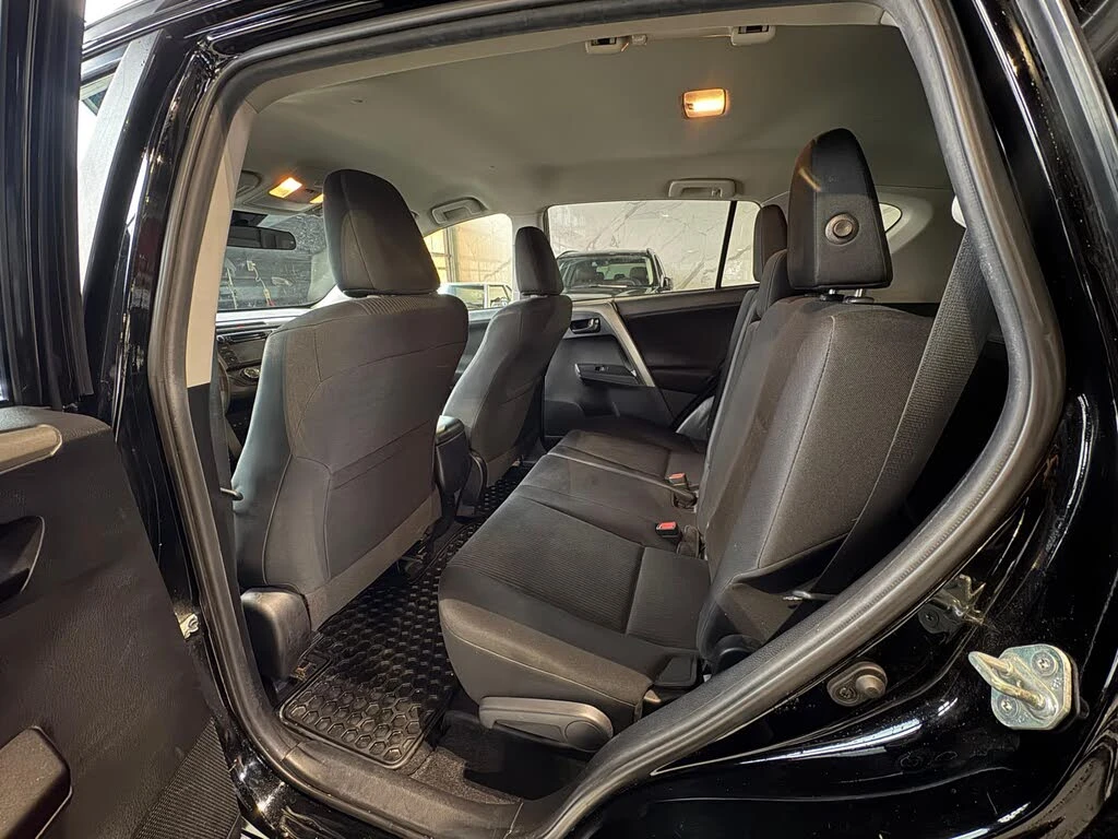 Toyota Rav4 LE, снимка 17 - Автомобили и джипове - 54711841