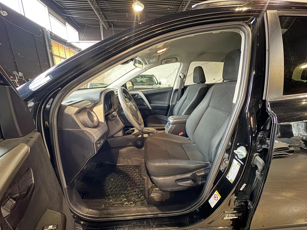 Toyota Rav4 LE, снимка 13 - Автомобили и джипове - 54711841