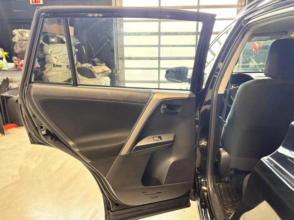 Toyota Rav4 LE, снимка 15 - Автомобили и джипове - 54711841