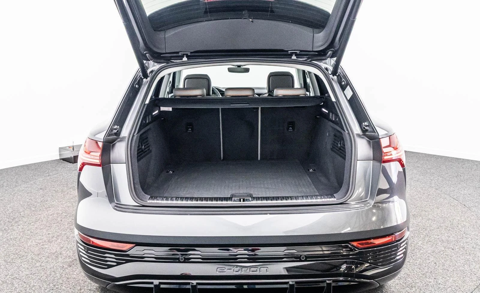 Audi Q8 E-TRON 55 / S-LINE / B&O / 360/ HUD/ PANO/ MATRIX/, снимка 17 - Автомобили и джипове - 56091792