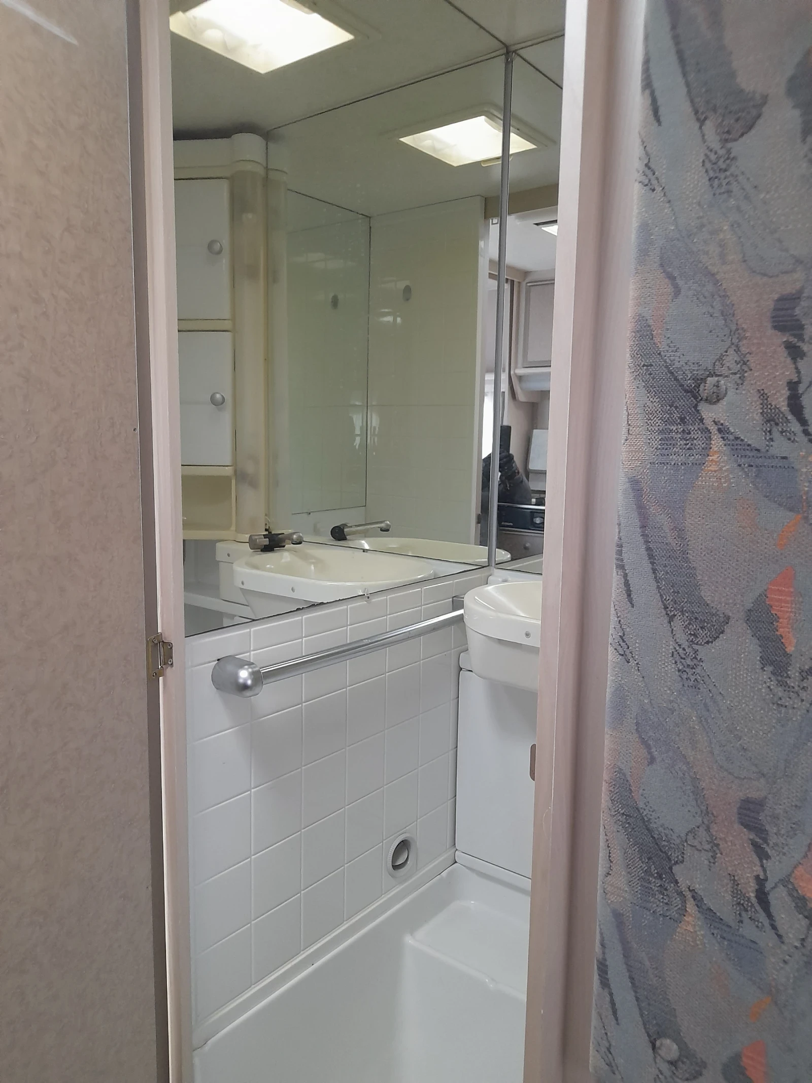 Каравана Reimo DETHLEFFS, снимка 13 - Каравани и кемпери - 54014643