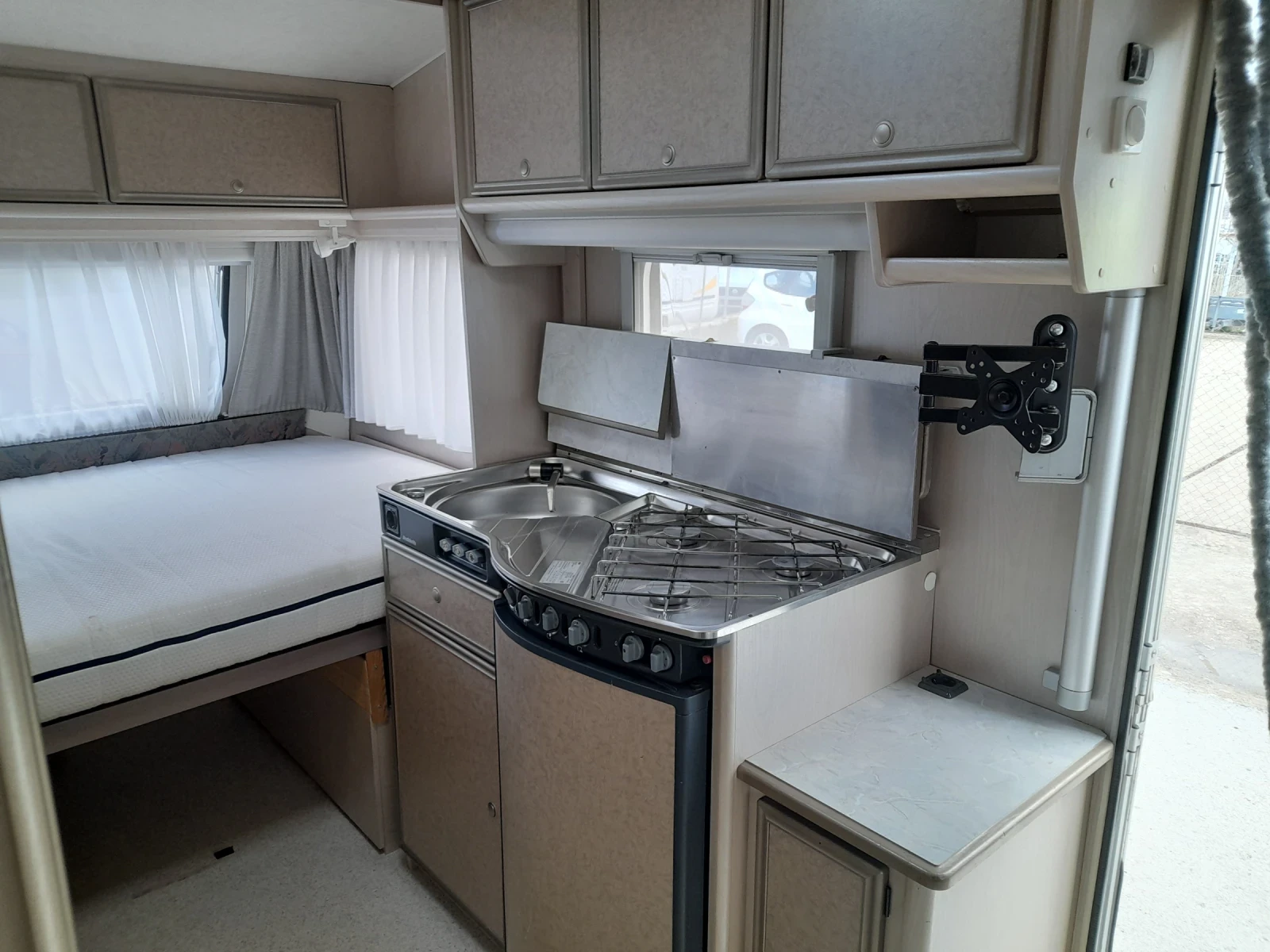 Каравана Reimo DETHLEFFS, снимка 9 - Каравани и кемпери - 54014643