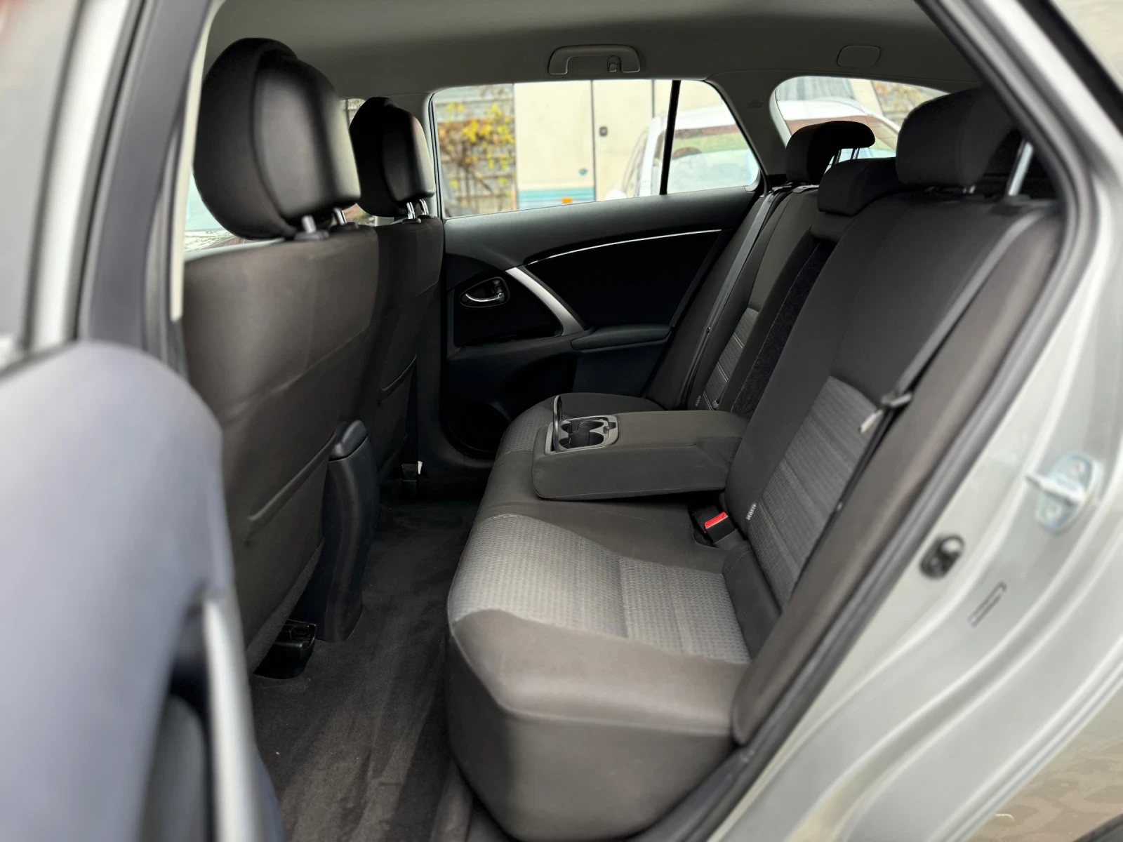 Toyota Avensis 1.8i-147КС ФЕЙСЛИФТ / КАМЕРА / НАВИГАЦИЯ/КАТО НОВА - изображение 10