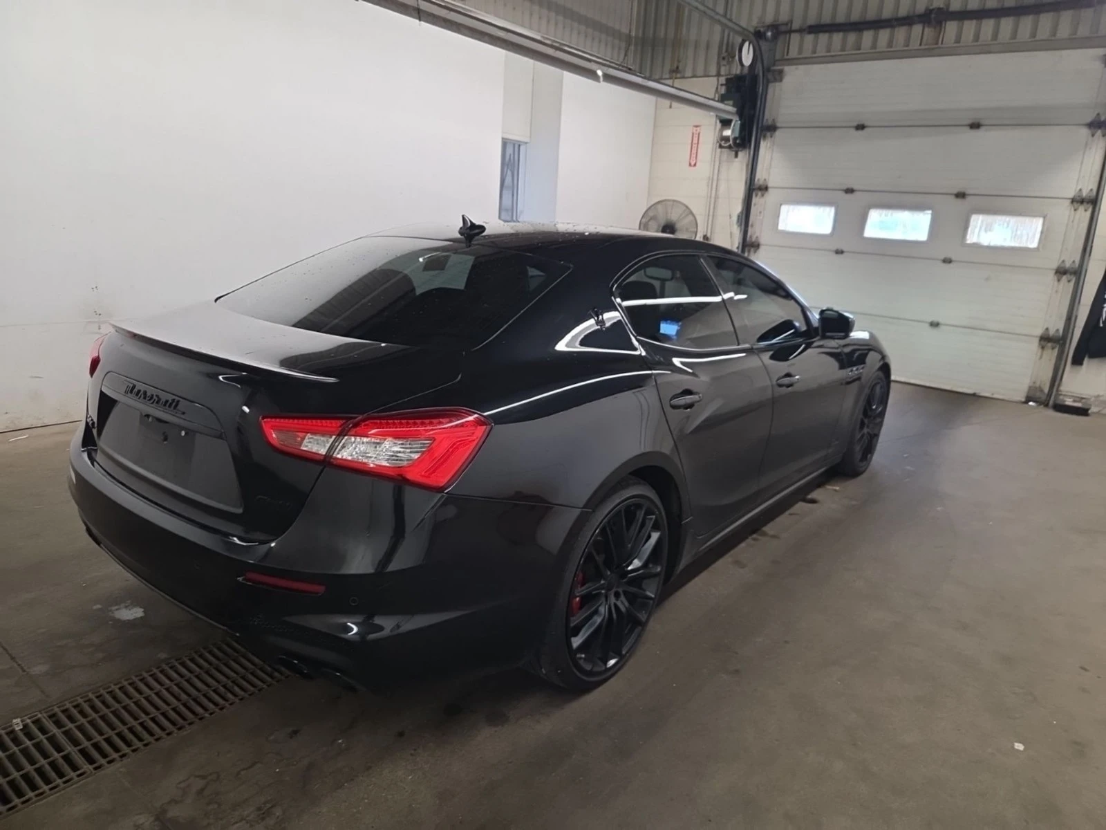 Maserati Ghibli S Q4 GRANSPORT * AвтоКредит * (ЦЕНА ДО БГ), снимка 3 - Автомобили и джипове - 55619191