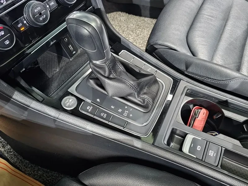 VW Golf 2.0 TDI, снимка 9 - Автомобили и джипове - 54300712