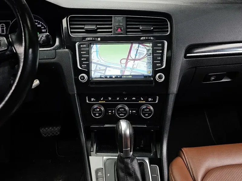 VW Golf 2.0 TDI, снимка 14 - Автомобили и джипове - 54302696