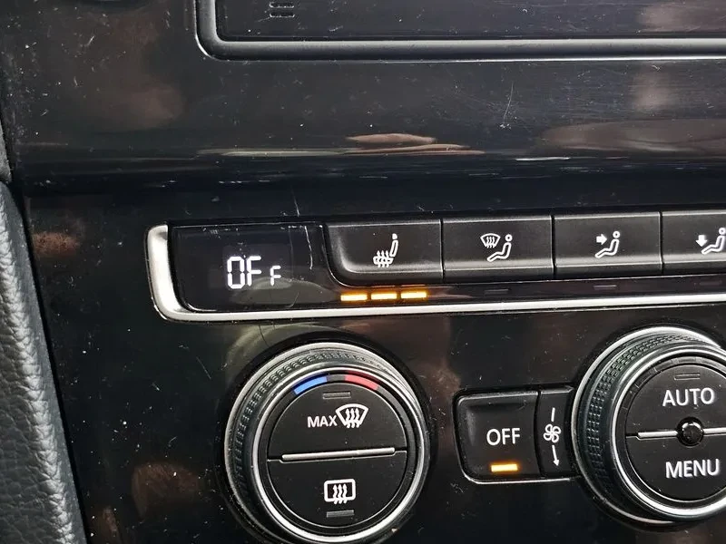 VW Golf 2.0 TDI, снимка 15 - Автомобили и джипове - 54302696