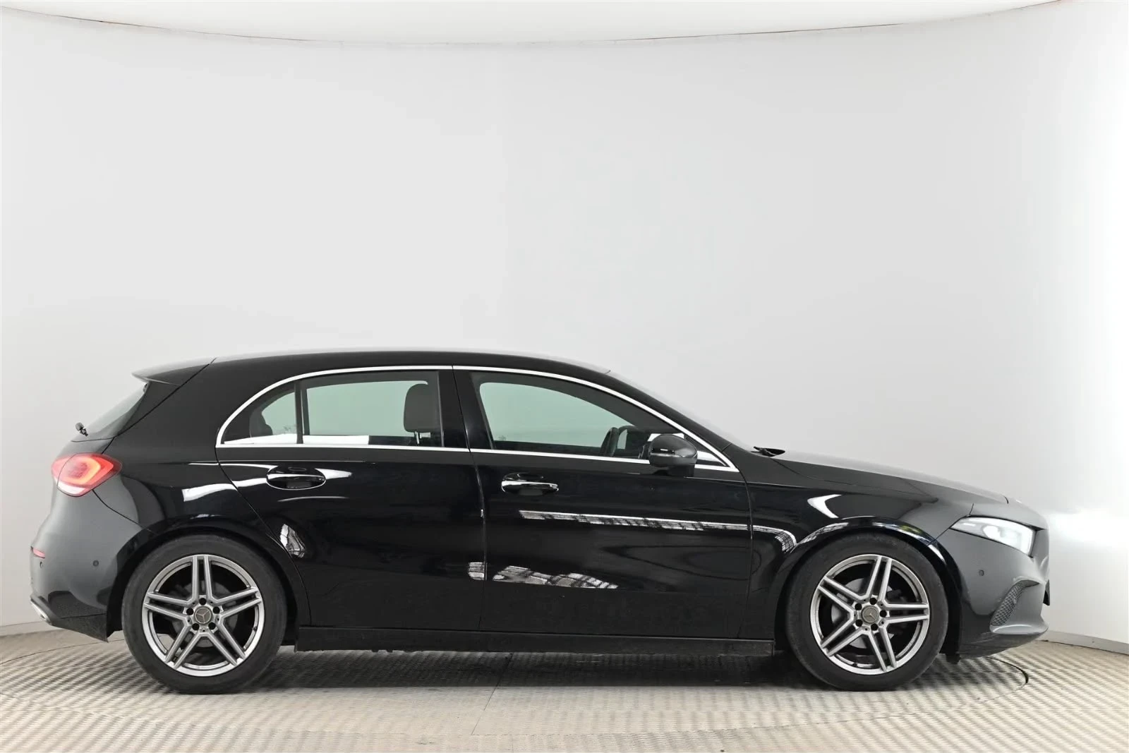Mercedes-Benz A 180 d AMG-Line, снимка 6 - Автомобили и джипове - 55830232