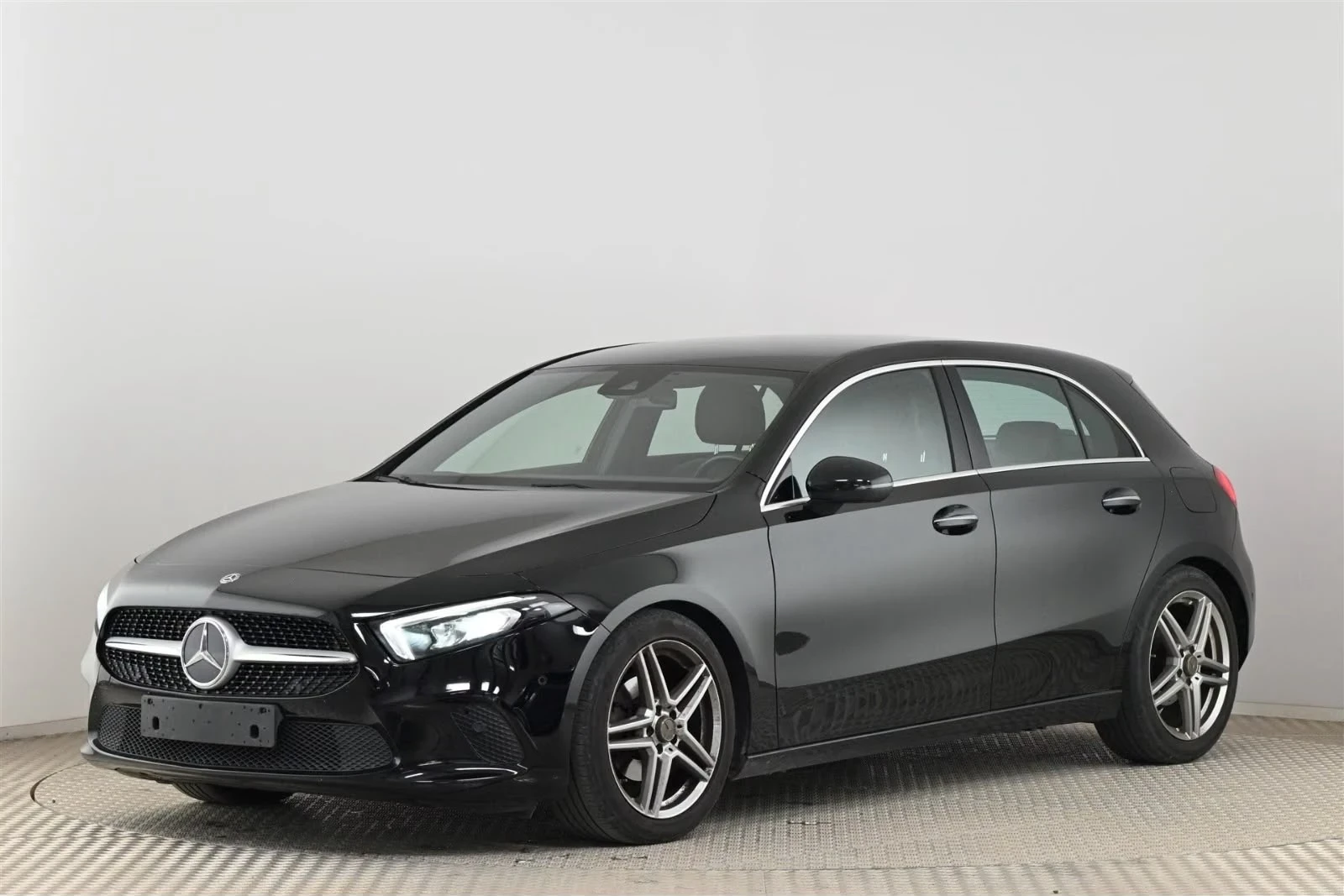 Mercedes-Benz A 180 d AMG-Line, снимка 2 - Автомобили и джипове - 55830232