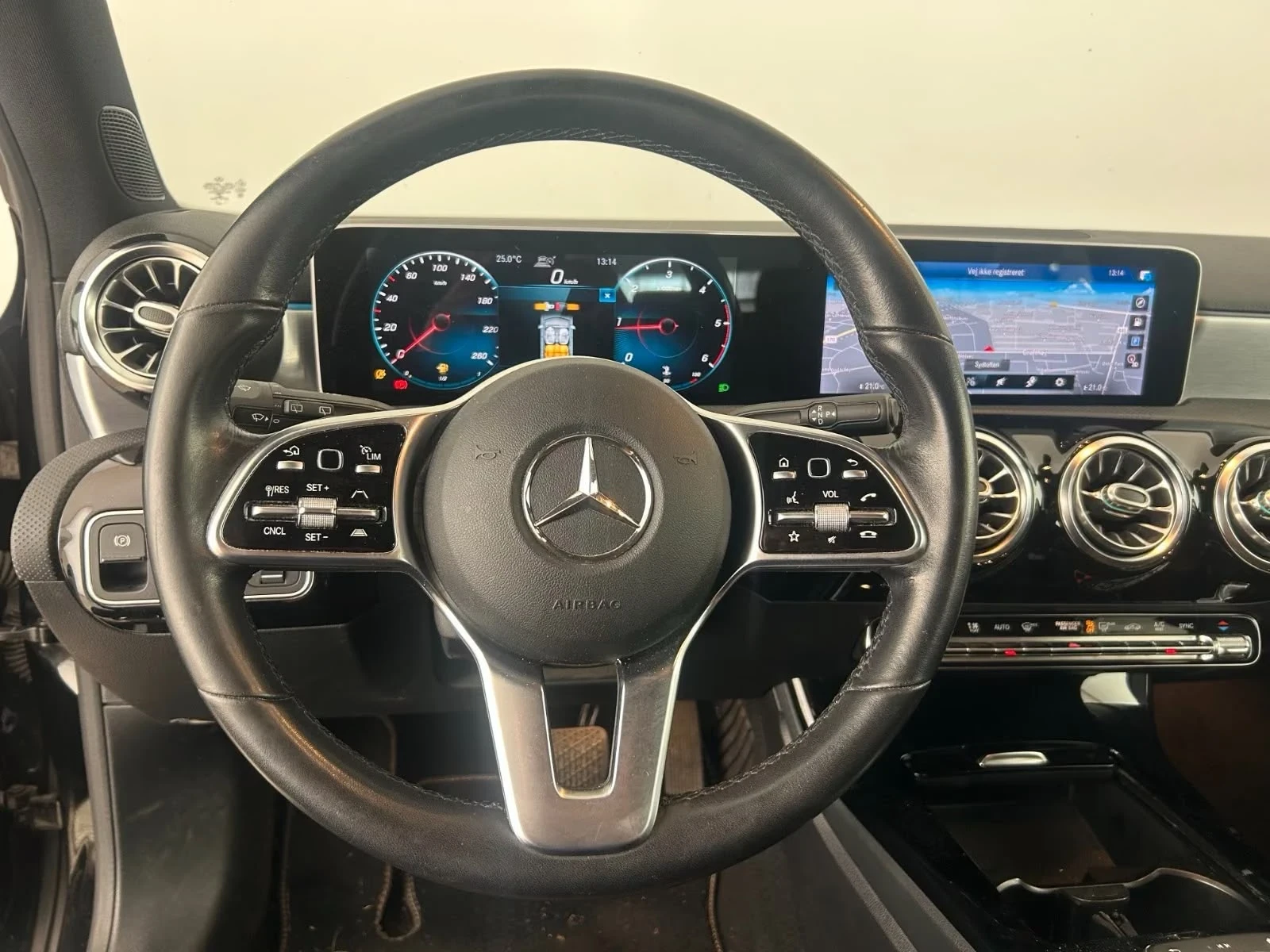 Mercedes-Benz A 180 d AMG-Line, снимка 17 - Автомобили и джипове - 55830232