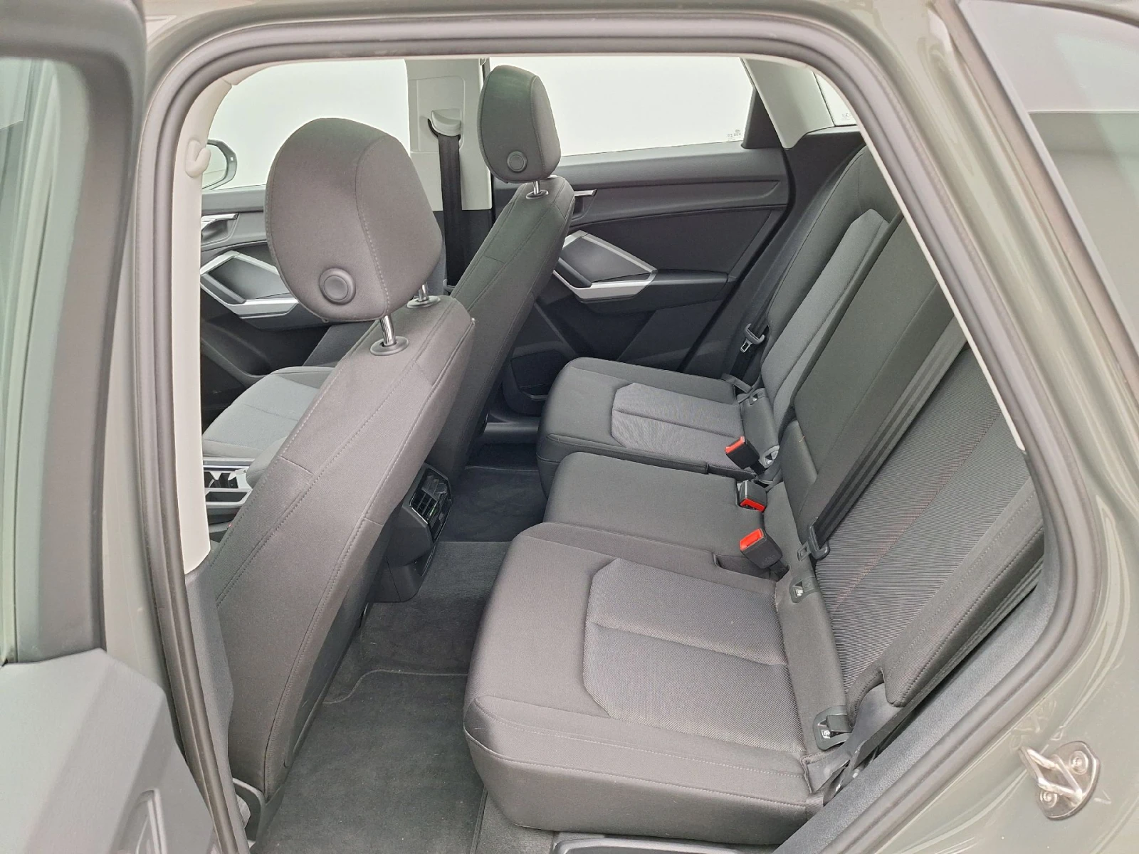 Audi Q3 35 TDI Business, снимка 8 - Автомобили и джипове - 55088854
