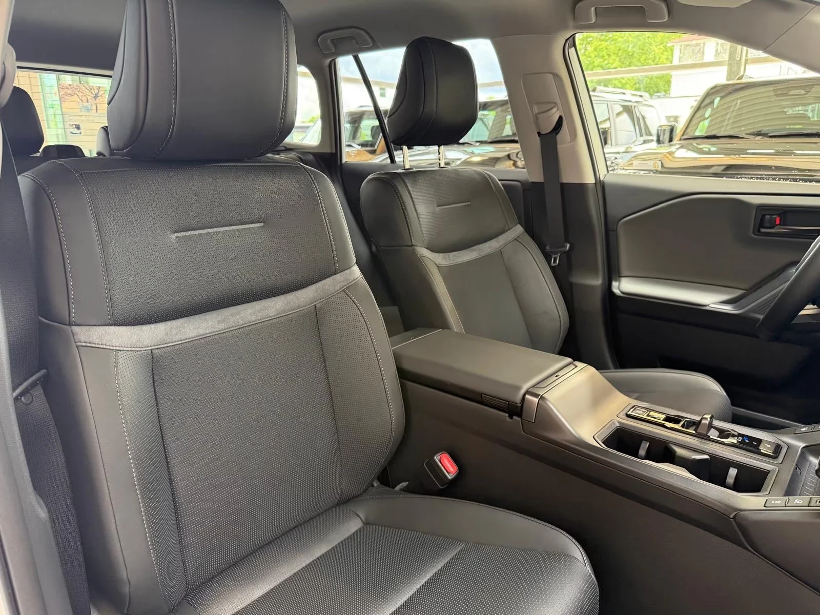 Toyota Rav4 НОВ!/LOUNGE/194HP/PANO/360/4X4/HUD/JBL/MEMO/490q, снимка 13 - Автомобили и джипове - 55318669