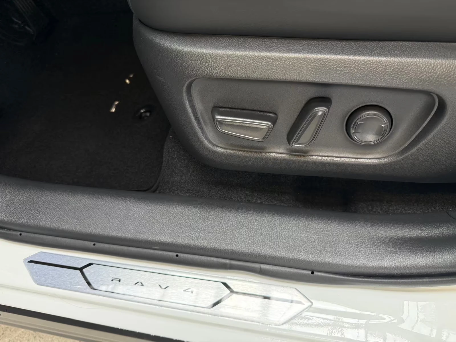 Toyota Rav4 НОВ!/LOUNGE/194HP/PANO/360/4X4/HUD/JBL/MEMO/490q, снимка 12 - Автомобили и джипове - 55318669