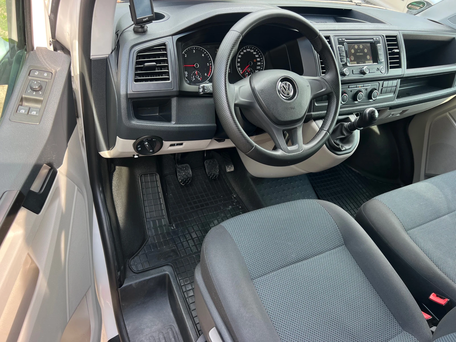 VW Caravelle 2.0TDI VIP/LED/8+ 1/XENON/NAVI/KLIMATRONIK/UNIKAT, снимка 9 - Бусове и автобуси - 54966237