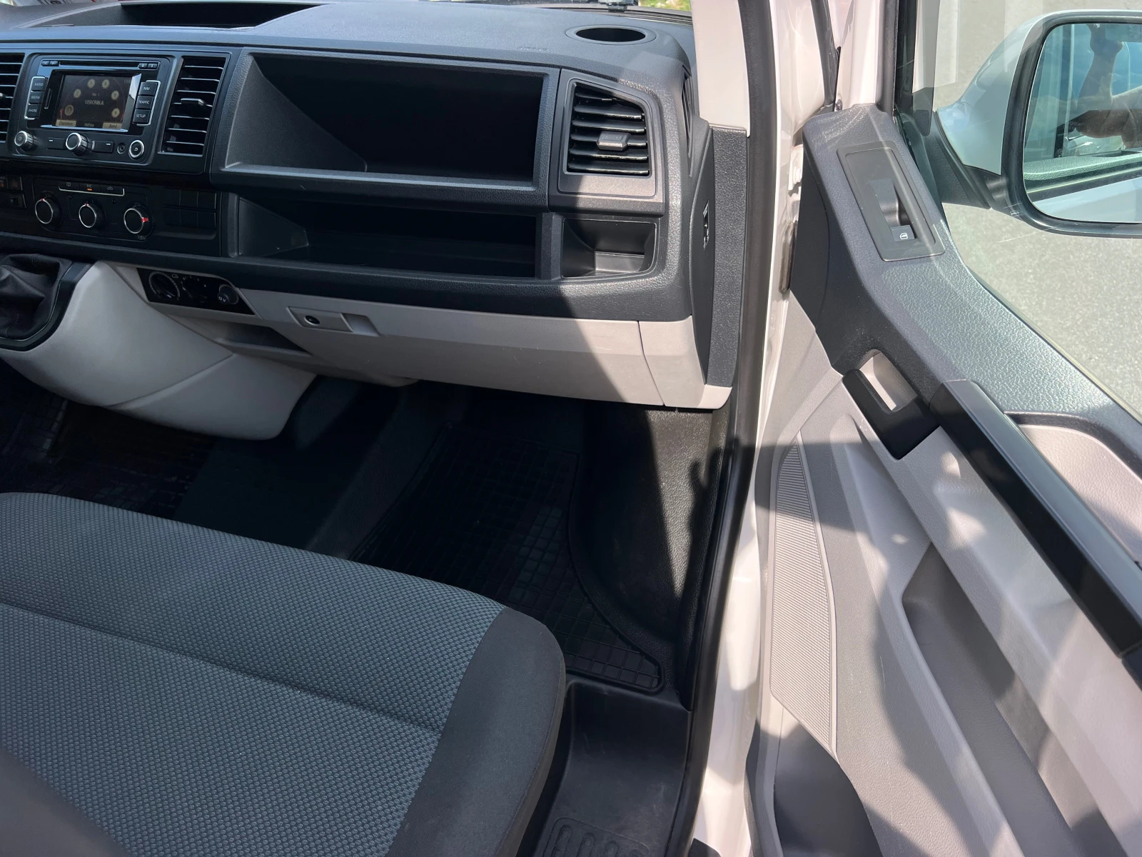VW Caravelle 2.0TDI VIP/LED/8+ 1/XENON/NAVI/KLIMATRONIK/UNIKAT, снимка 12 - Бусове и автобуси - 54966237