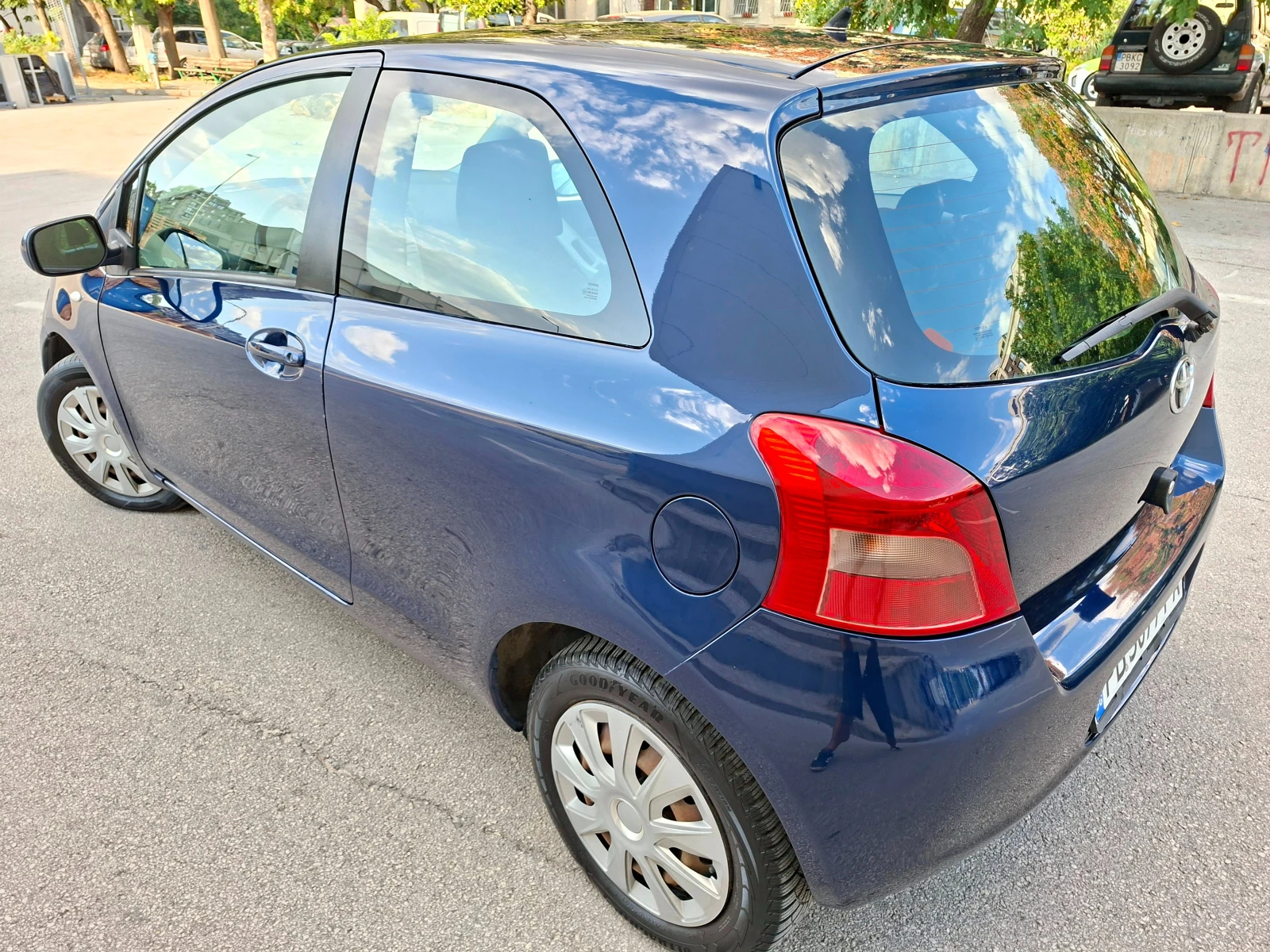 Toyota Yaris 1.0, снимка 9 - Автомобили и джипове - 55709569