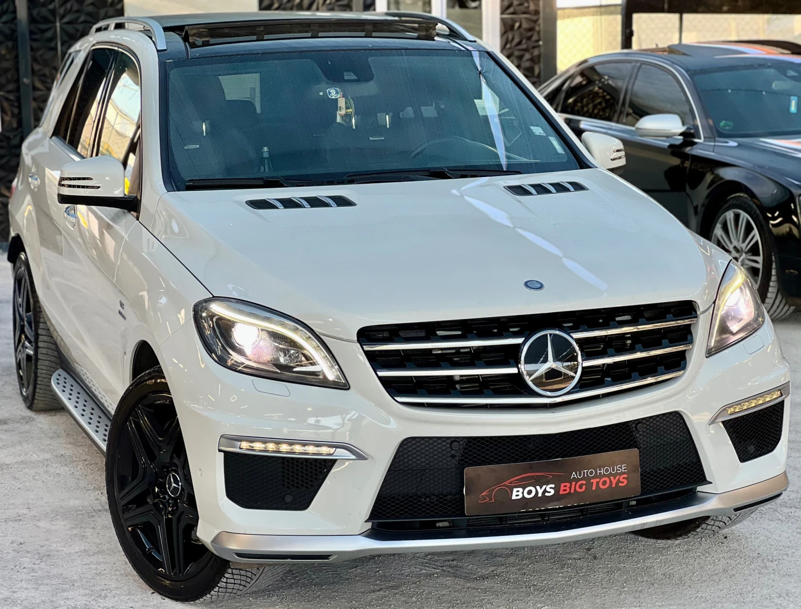 Mercedes-Benz ML 63 AMG БялаПЕРЛА* Обдухване* Печка* Панорама* harman/kard, снимка 1