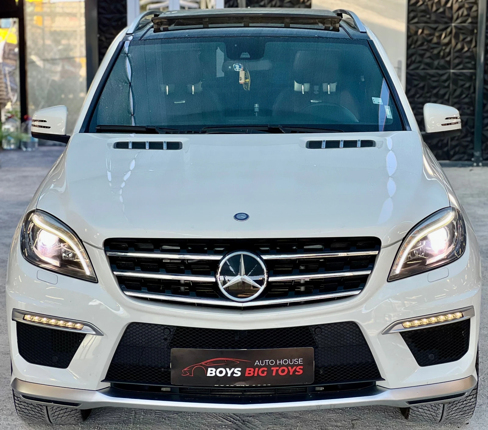 Mercedes-Benz ML 63 AMG БялаПЕРЛА* Обдухване* Печка* Панорама* harman/kard - изображение 3