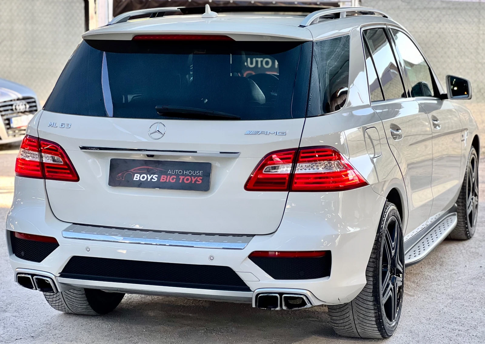Mercedes-Benz ML 63 AMG БялаПЕРЛА* Обдухване* Печка* Панорама* harman/kard - изображение 6