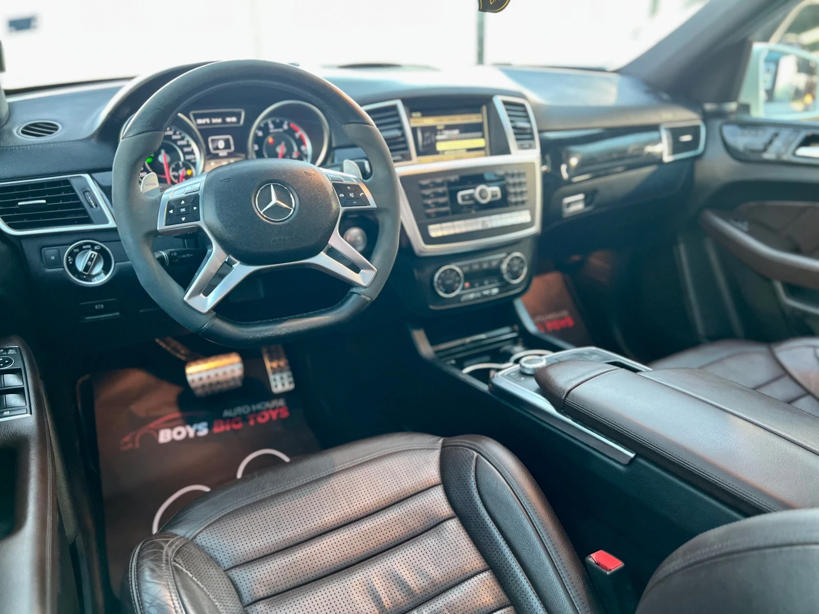 Mercedes-Benz ML 63 AMG БялаПЕРЛА* Обдухване* Печка* Панорама* harman/kard - изображение 8