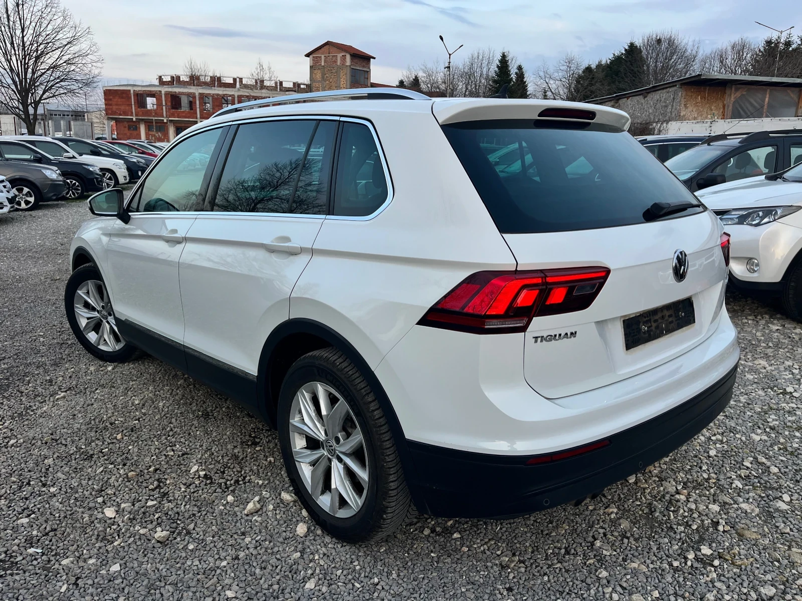 VW Tiguan 2, 0TDI-LED/VAVI/ПАНОРАМА/КОЖА/ПАМЕТ/ПОДГРЕВ/ТОП!!, снимка 6 - Автомобили и джипове - 53966620