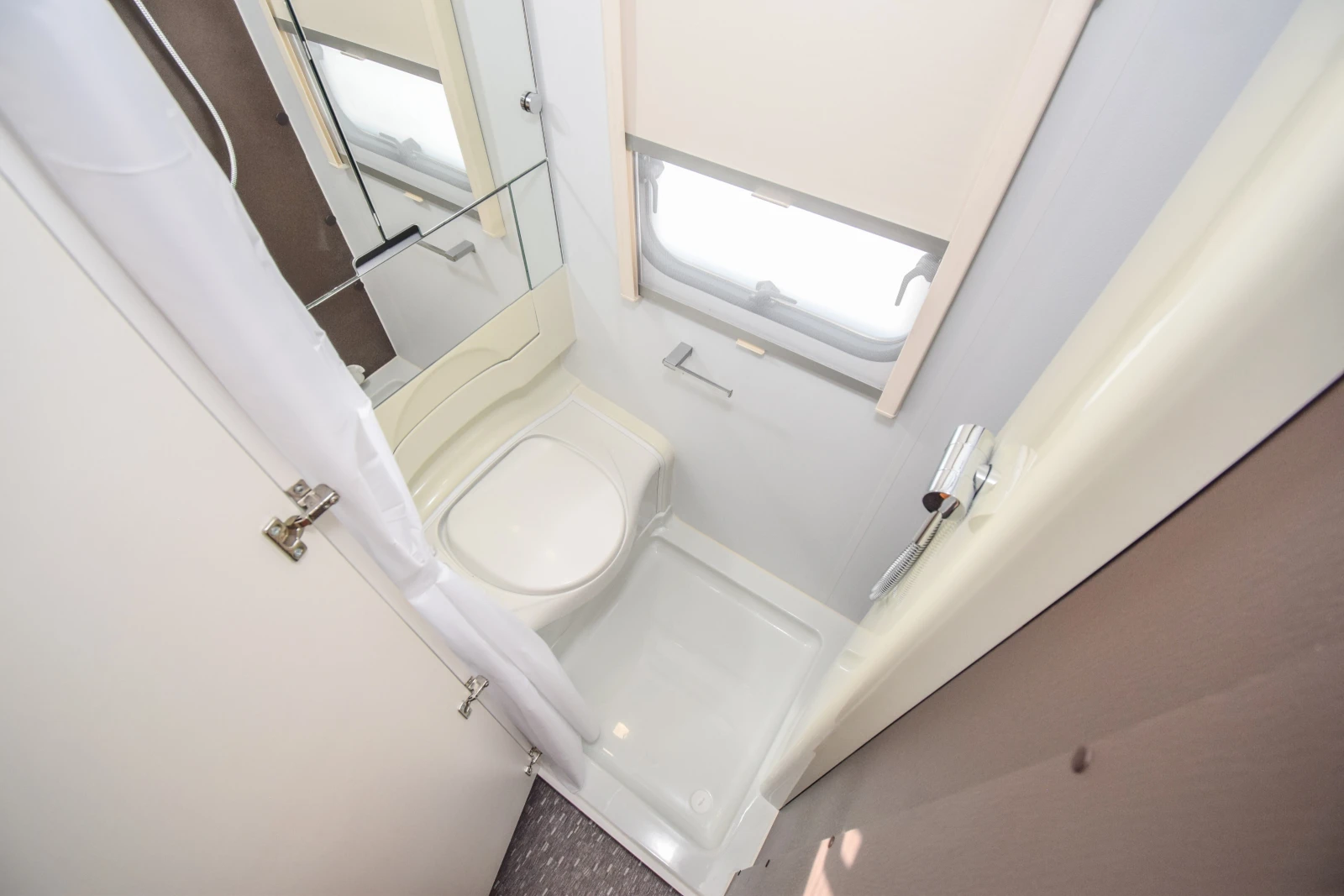 Каравана Adria Altea 4four 362 LH!!!НОВА!!!, снимка 16 - Каравани и кемпери - 55604257