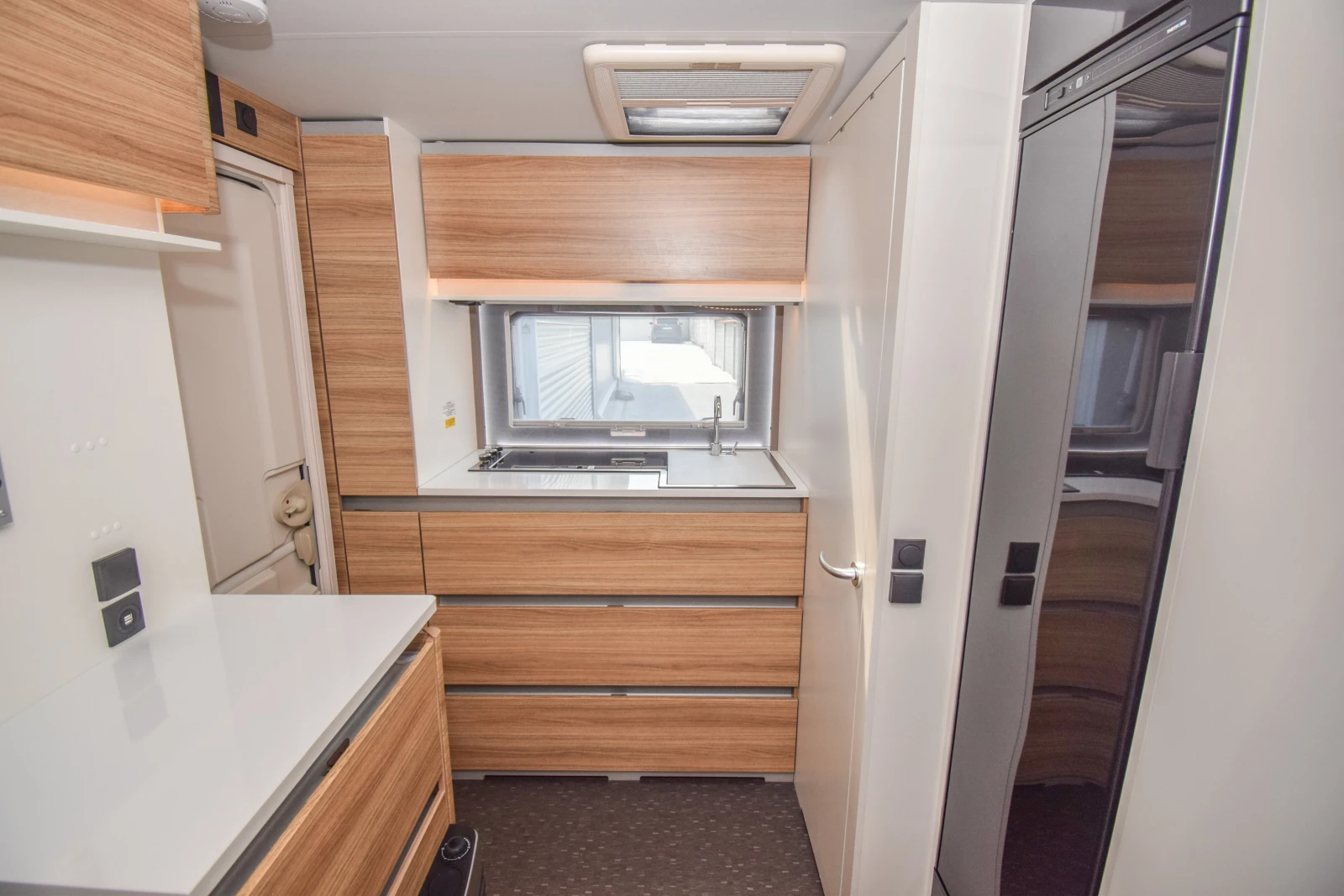 Каравана Adria Altea 4four 362 LH!!!НОВА!!!, снимка 12 - Каравани и кемпери - 55604257