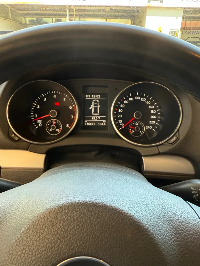 VW Golf 1.2 TSI Highline, снимка 9 - Автомобили и джипове - 52323764