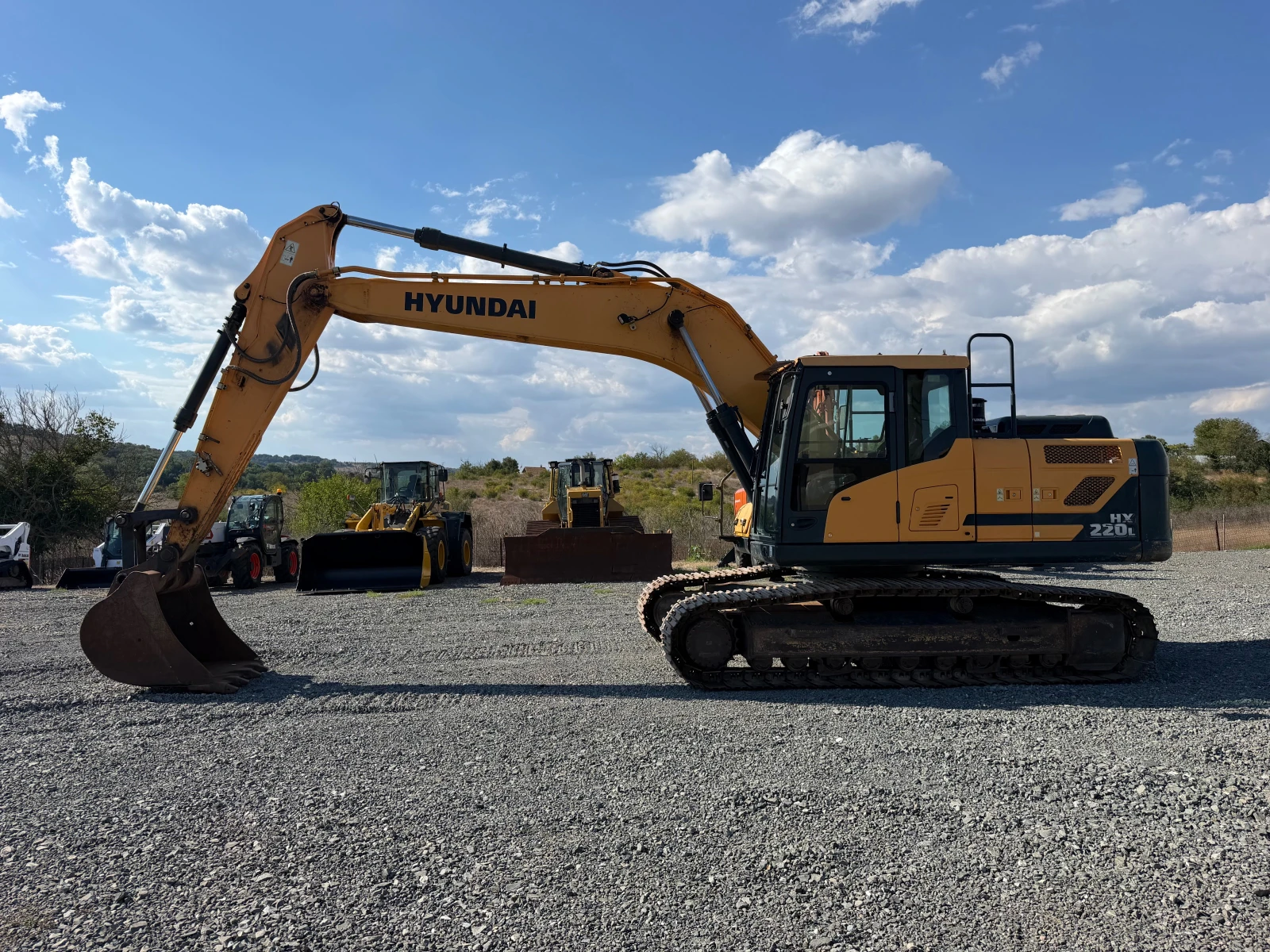 Багер Hyundai HX 220 L С ЧИСТО НОВА КОФА ЛИЗИНГ, снимка 4 - Индустриална техника - 55993387