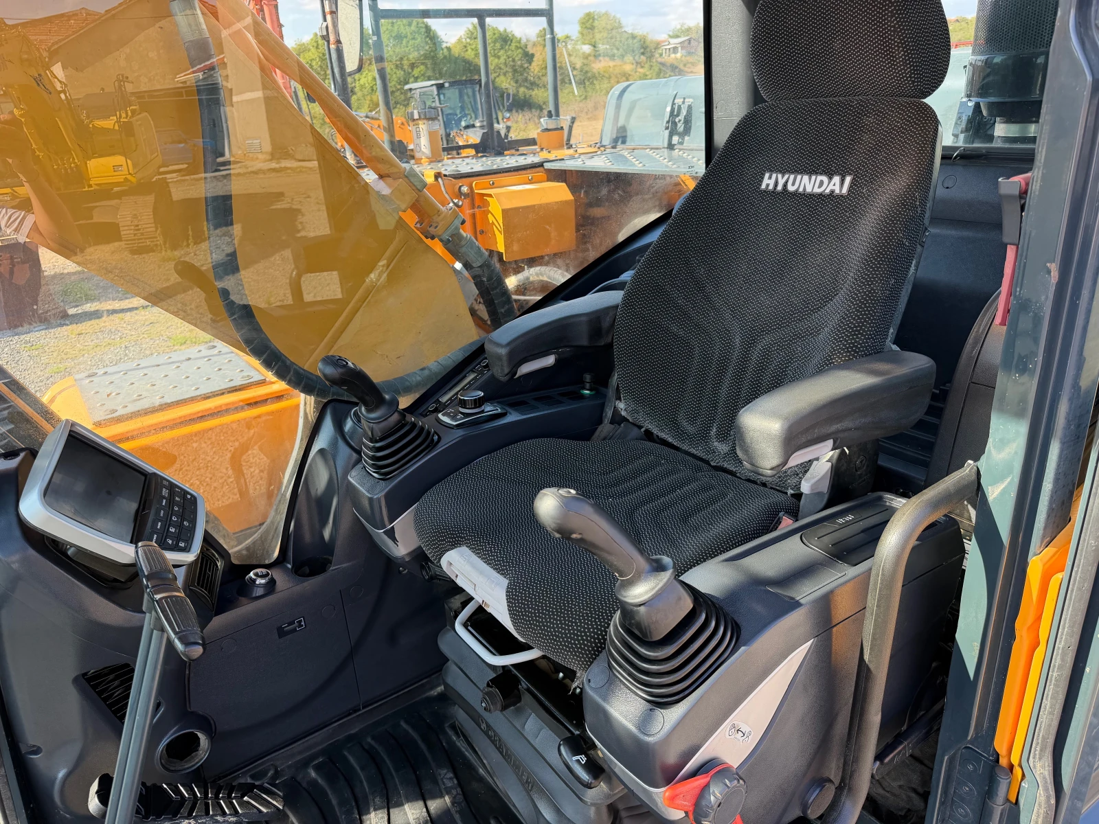 Багер Hyundai HX 220 L С ЧИСТО НОВА КОФА ЛИЗИНГ, снимка 9 - Индустриална техника - 55993387