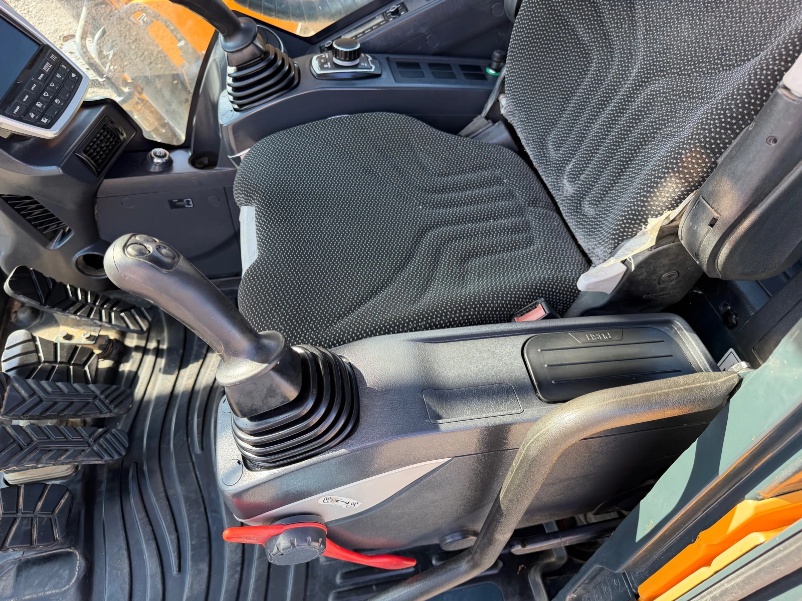 Багер Hyundai HX 220 L С ЧИСТО НОВА КОФА ЛИЗИНГ, снимка 16 - Индустриална техника - 55993387