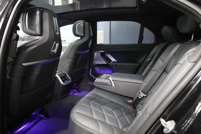 BMW 740 M SPORT* XDRIVE* CRYSTAL LIGHTS* OPEN SKY* HEAD UP, снимка 17 - Автомобили и джипове - 53293528