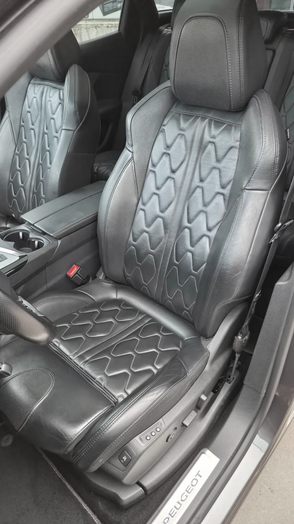 Peugeot 3008 1.6 Blue-HDi /AUTOMATIC / МАСАЖ /ПАНОРАМА /КОЖА, снимка 8 - Автомобили и джипове - 54047065