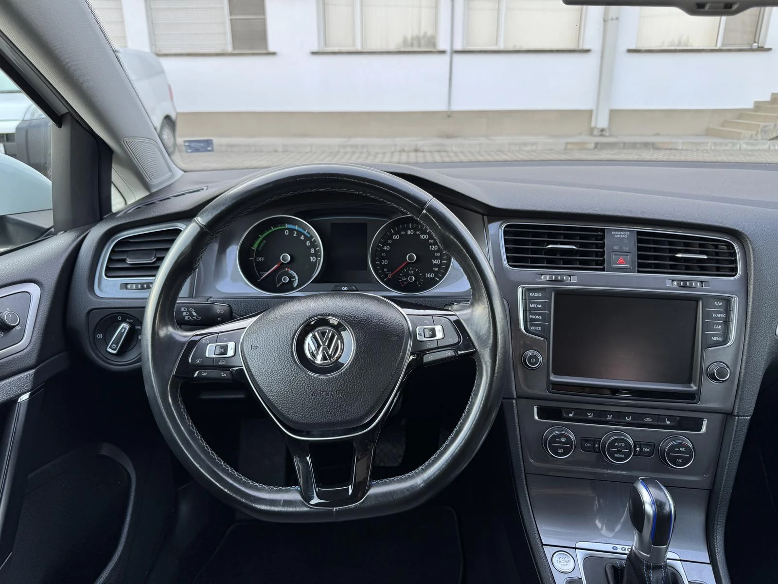 VW Golf e-Golf, снимка 14 - Автомобили и джипове - 55334608