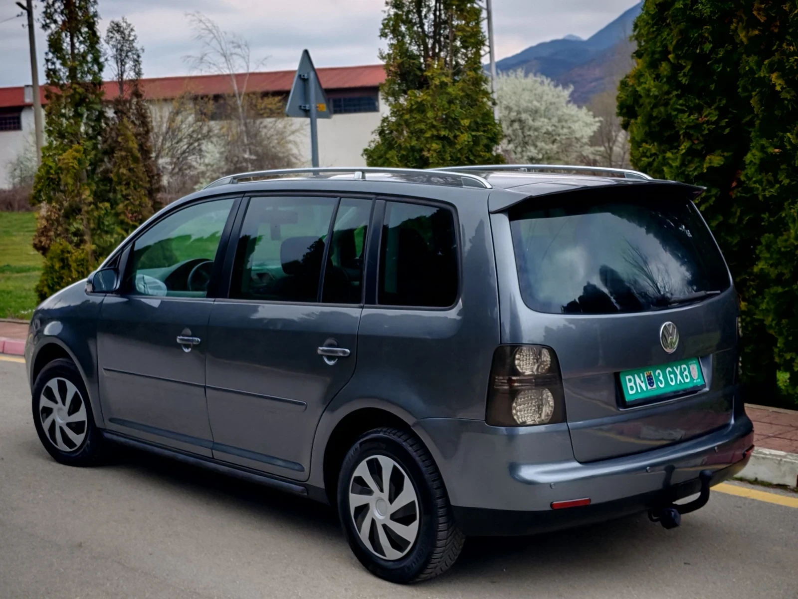 VW Touran 1.9TDI(101)* HIGHLINE* 7-МЕСТА* 6-СКОРОСТИ* , снимка 4 - Автомобили и джипове - 54057518