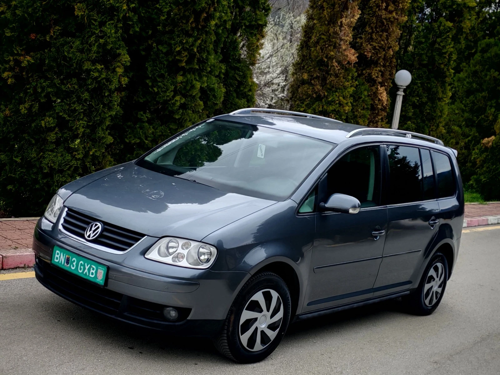 VW Touran 1.9TDI(101)* HIGHLINE* 7-МЕСТА* 6-СКОРОСТИ* , снимка 3 - Автомобили и джипове - 54057518