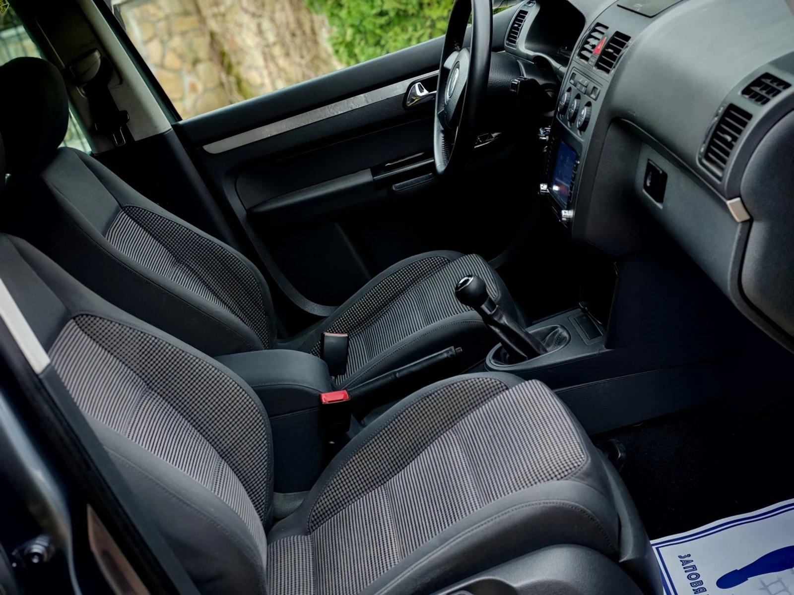 VW Touran 1.9TDI(101)* HIGHLINE* 7-МЕСТА* 6-СКОРОСТИ* , снимка 13 - Автомобили и джипове - 54057518